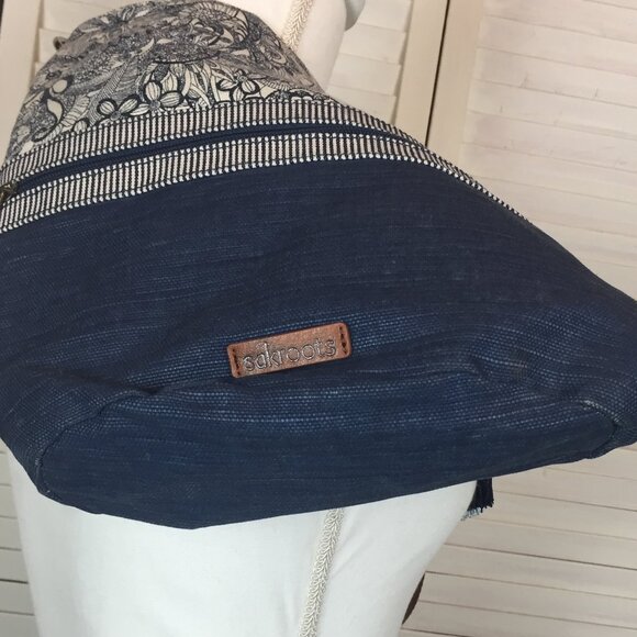 Sakroots Soft Bucket Crossbody Messenger Bag Blue Canvas with Charms Like New - Picture 7 of 9